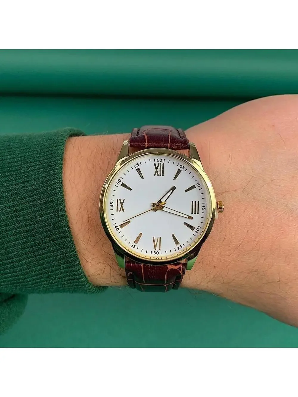 Minimalistic essential vintage style gold and leather style band watch. 9